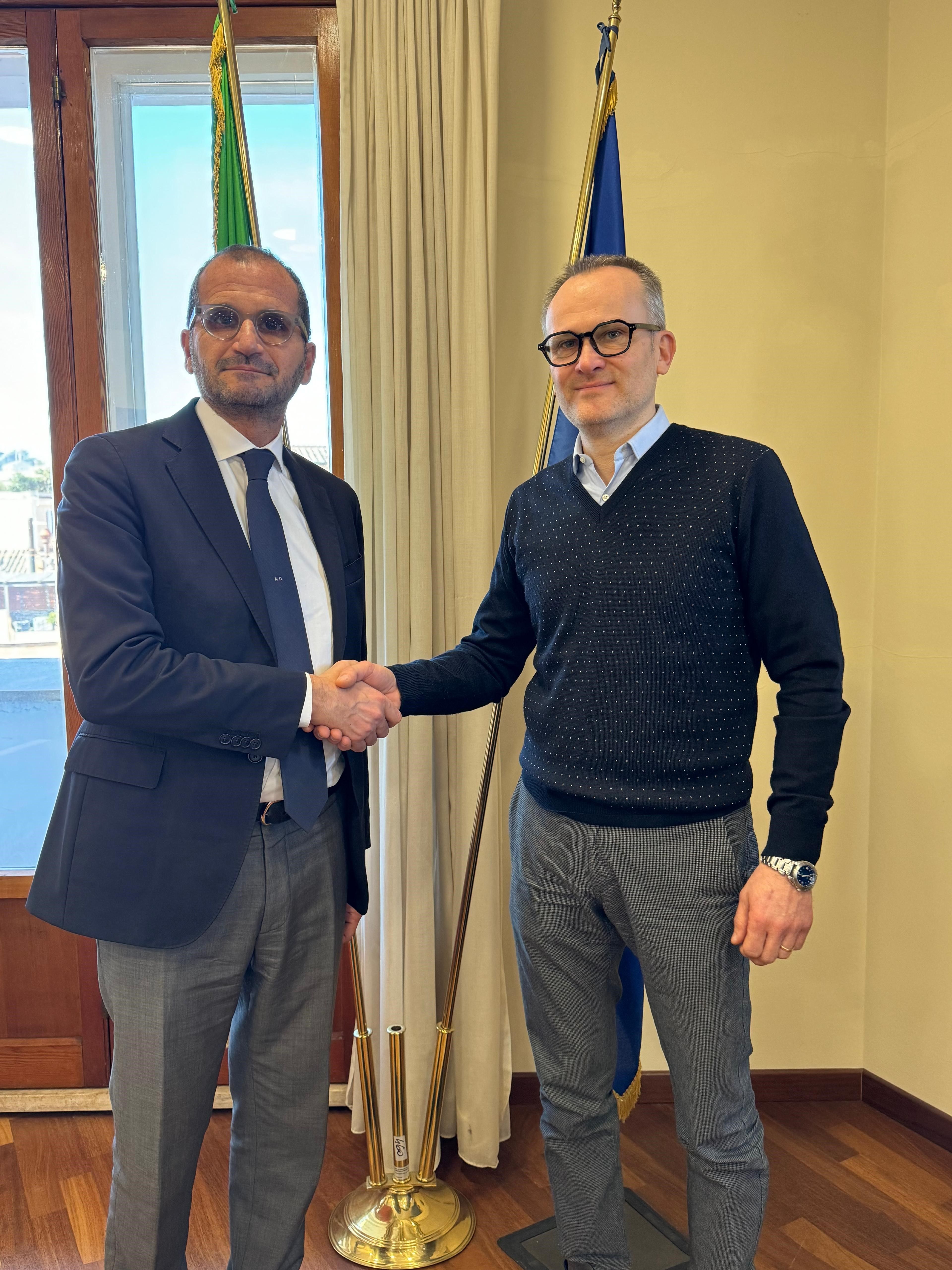 Stretta di mano tra il Sottosegretario di Stato alla Salute, Marcello Gemmato e il Presidente dell'associazione Progetto Alice, Paolo Chiandotto